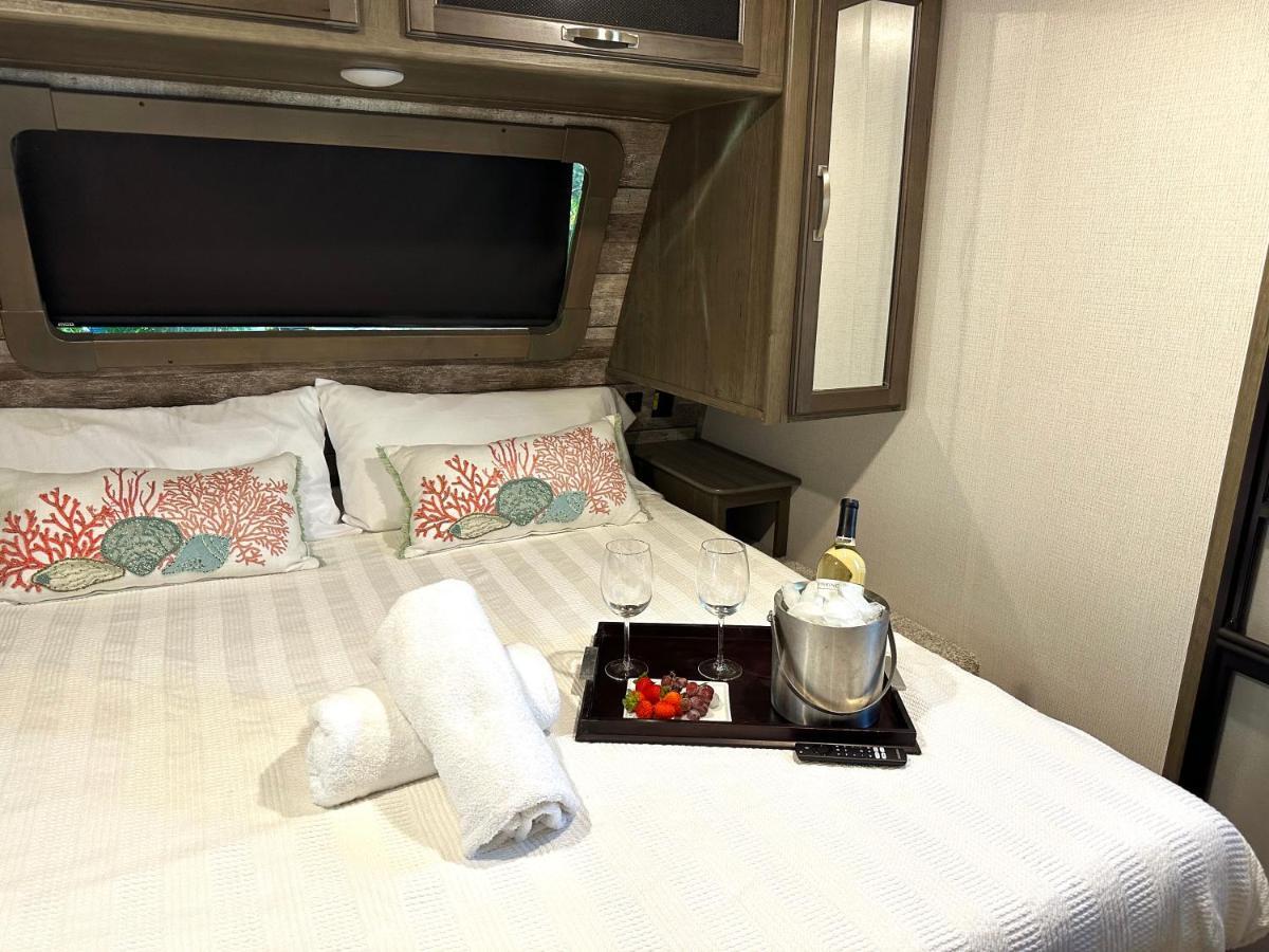 Luxury Riverside Rv Hotel Dania Beach Exterior photo